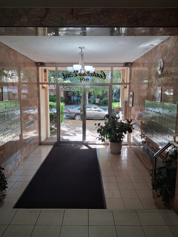 901 Jervis St - Photo 3 of 13