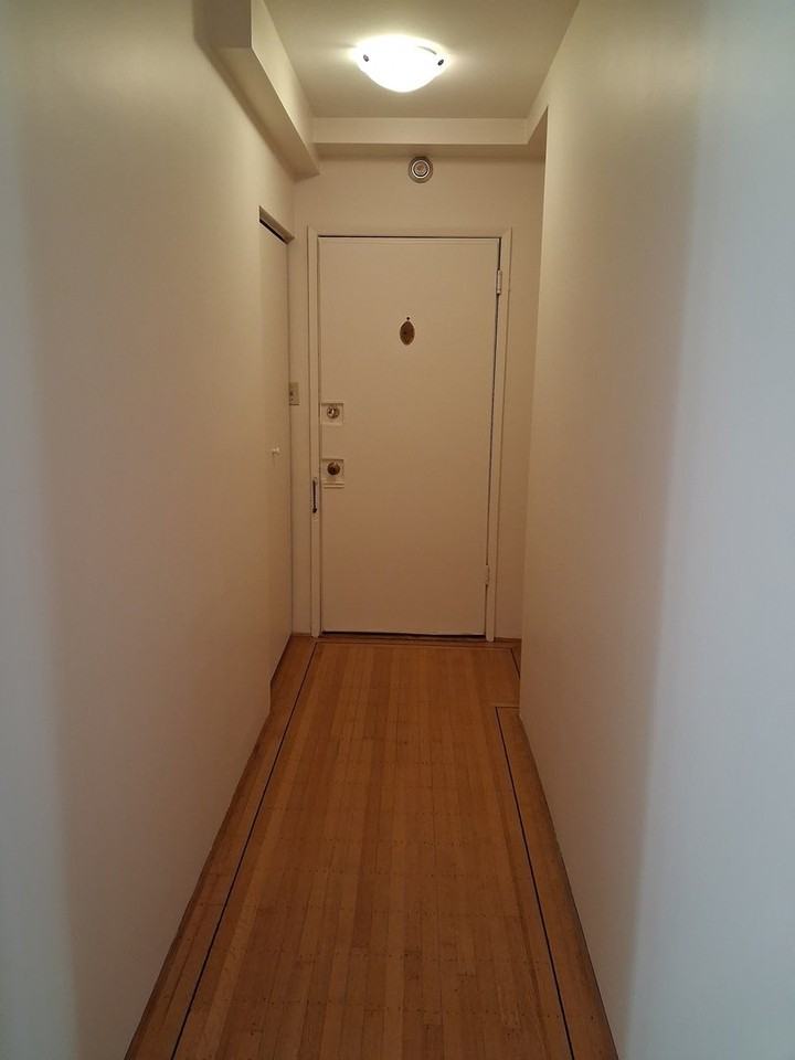 901 Jervis St - Photo 4 of 13