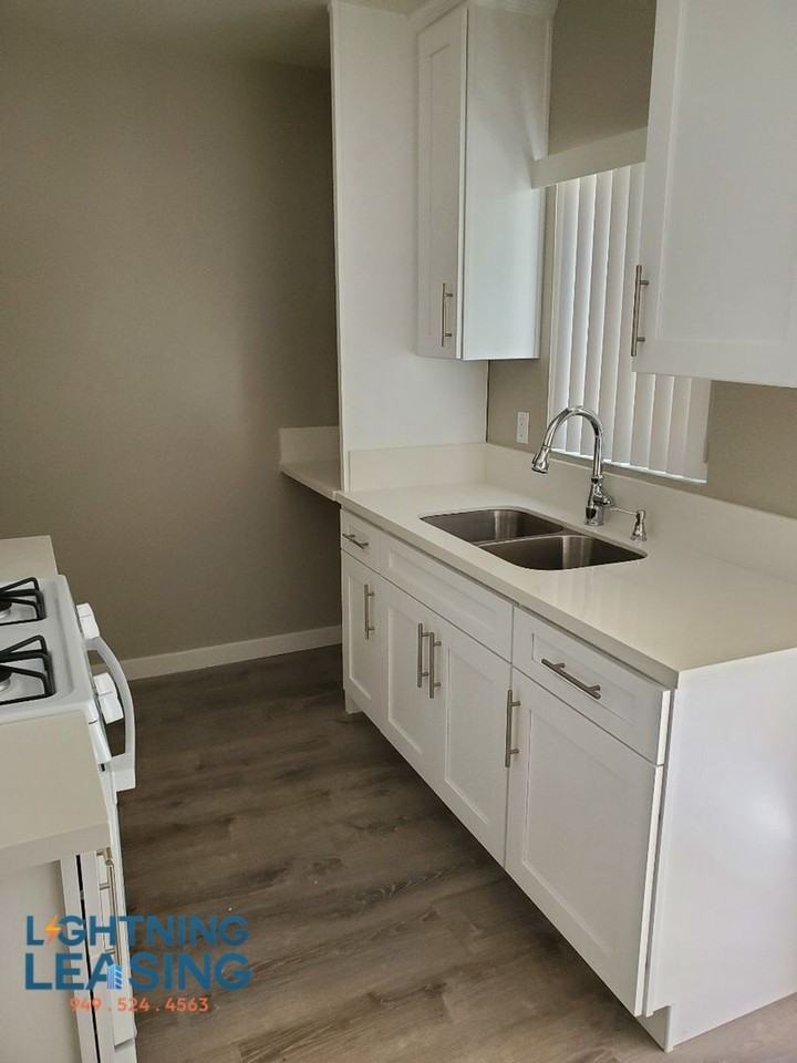 212 W Elk Ave #5 - Photo 2 of 6