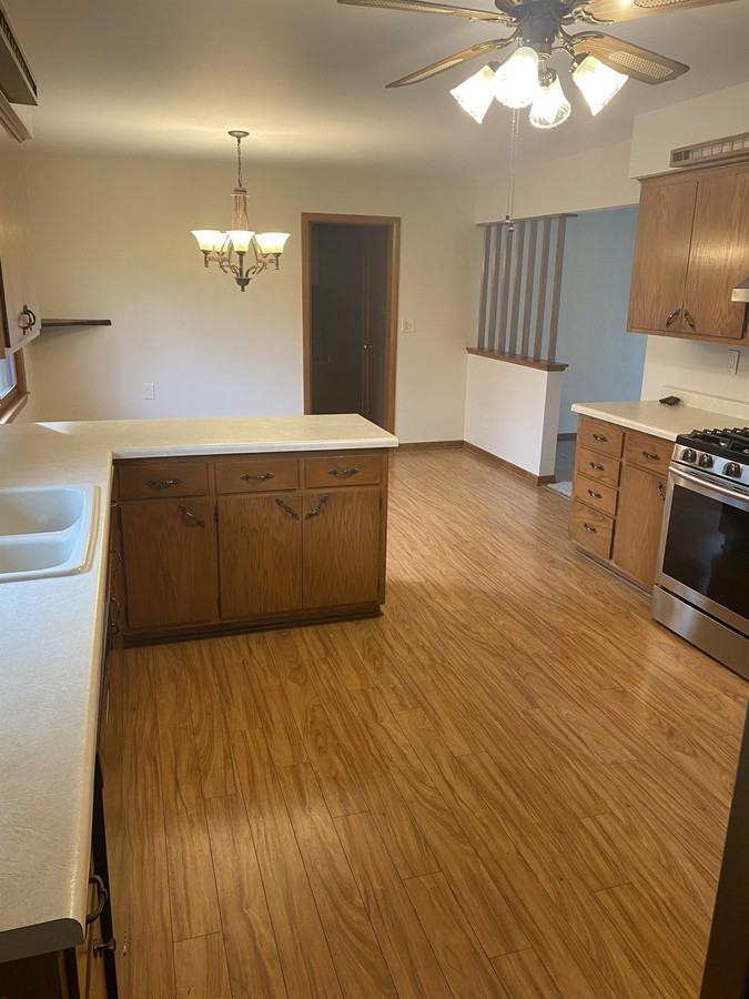 18525 Heathway Ln - Photo 3 of 15