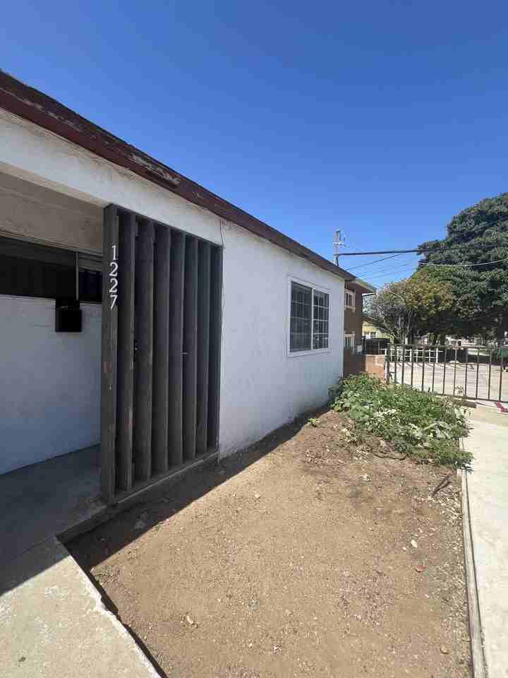 1227 E 18th St - Photo 2 of 7