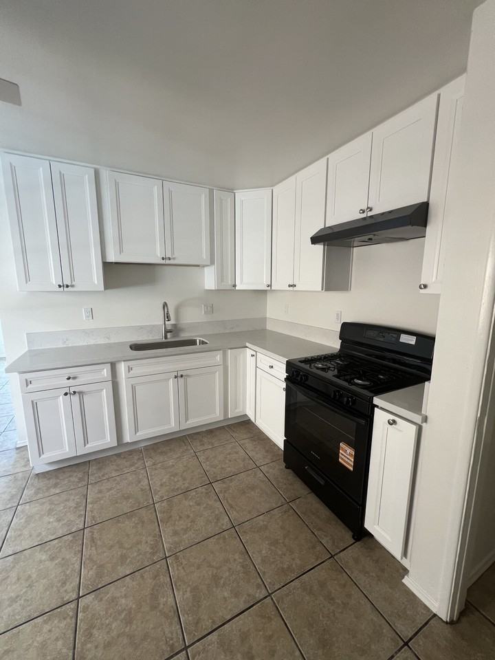 1227 E 18th St - Photo 4 of 7