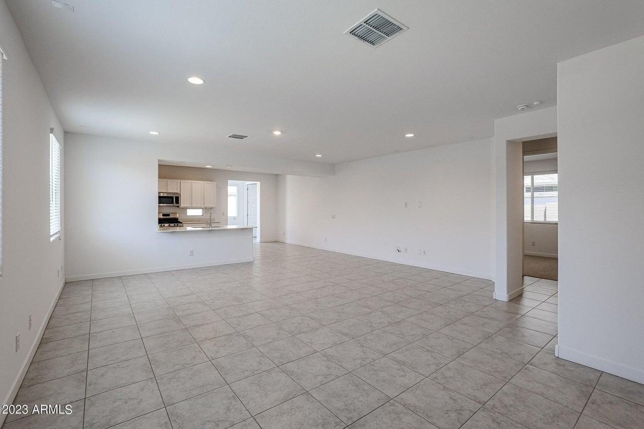 16554 W Questa Dr - Photo 4 of 39