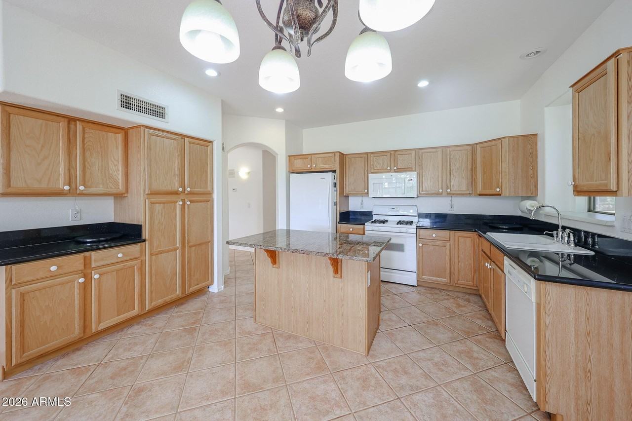 17859 W Club Vista Dr - Photo 4 of 36