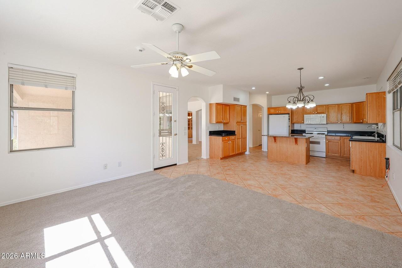 17859 W Club Vista Dr - Photo 5 of 36