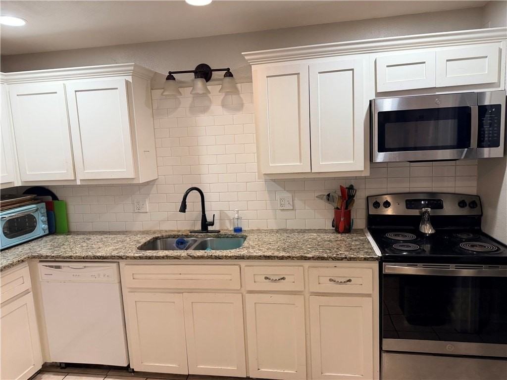 14313 Goldfish St - Photo 4 of 15
