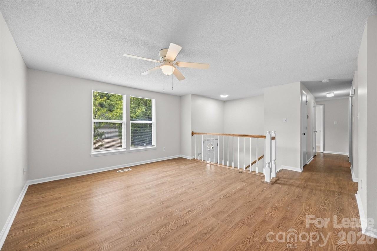 10715 Derry Dr - Photo 5 of 31