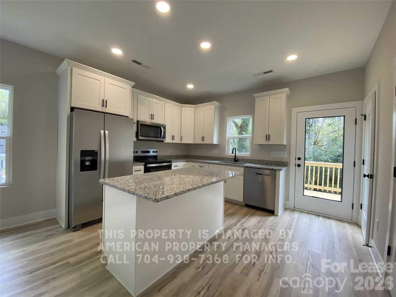 812 S 5th St #B - Photo 3 of 11