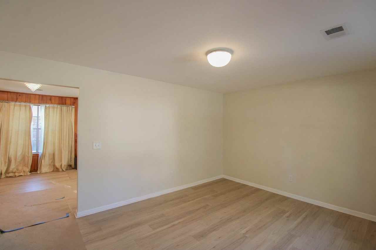 305 Millcreek Dr - Photo 2 of 18