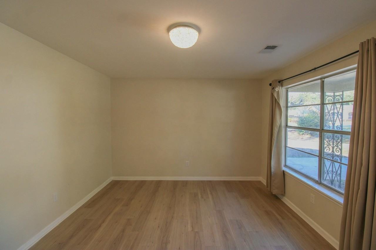 305 Millcreek Dr - Photo 3 of 18