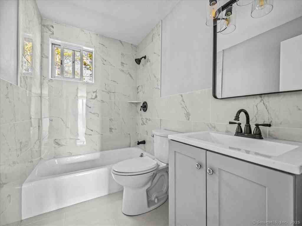 98 Carlton St #201 - Photo 3 of 6