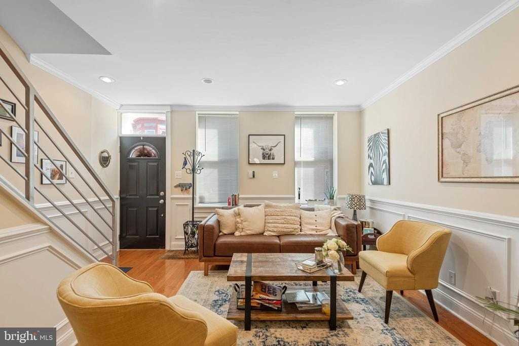 714 S Hicks St - Photo 4 of 30