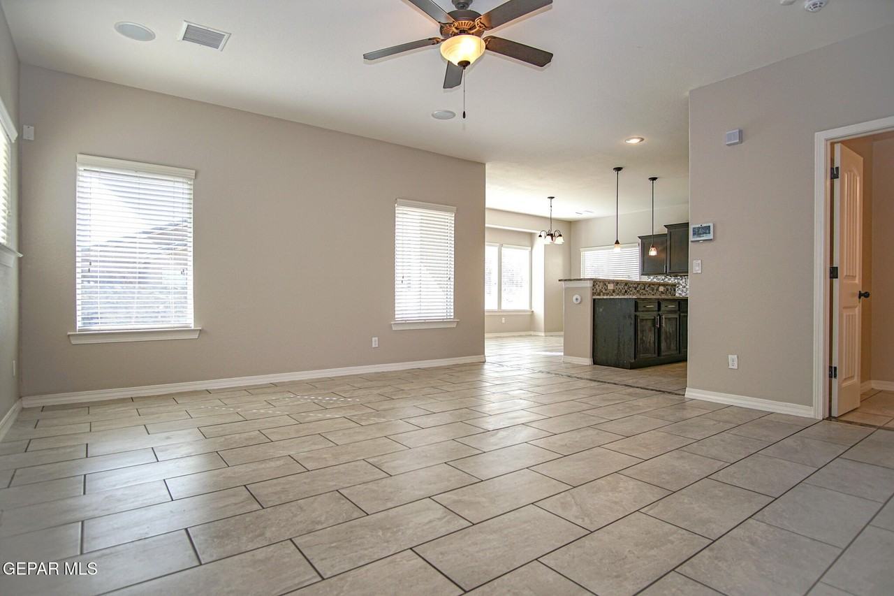 13482 Bradford St - Photo 4 of 34