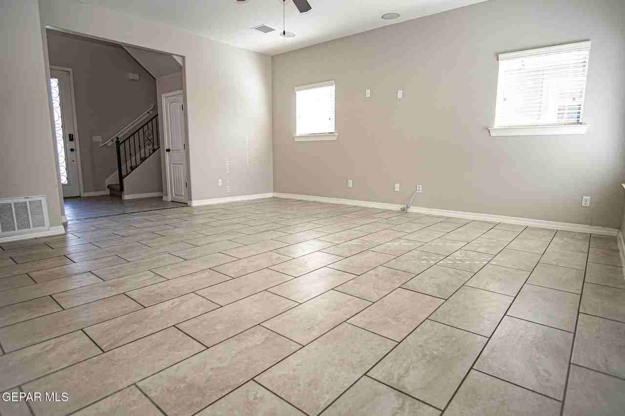 13482 Bradford St - Photo 5 of 34