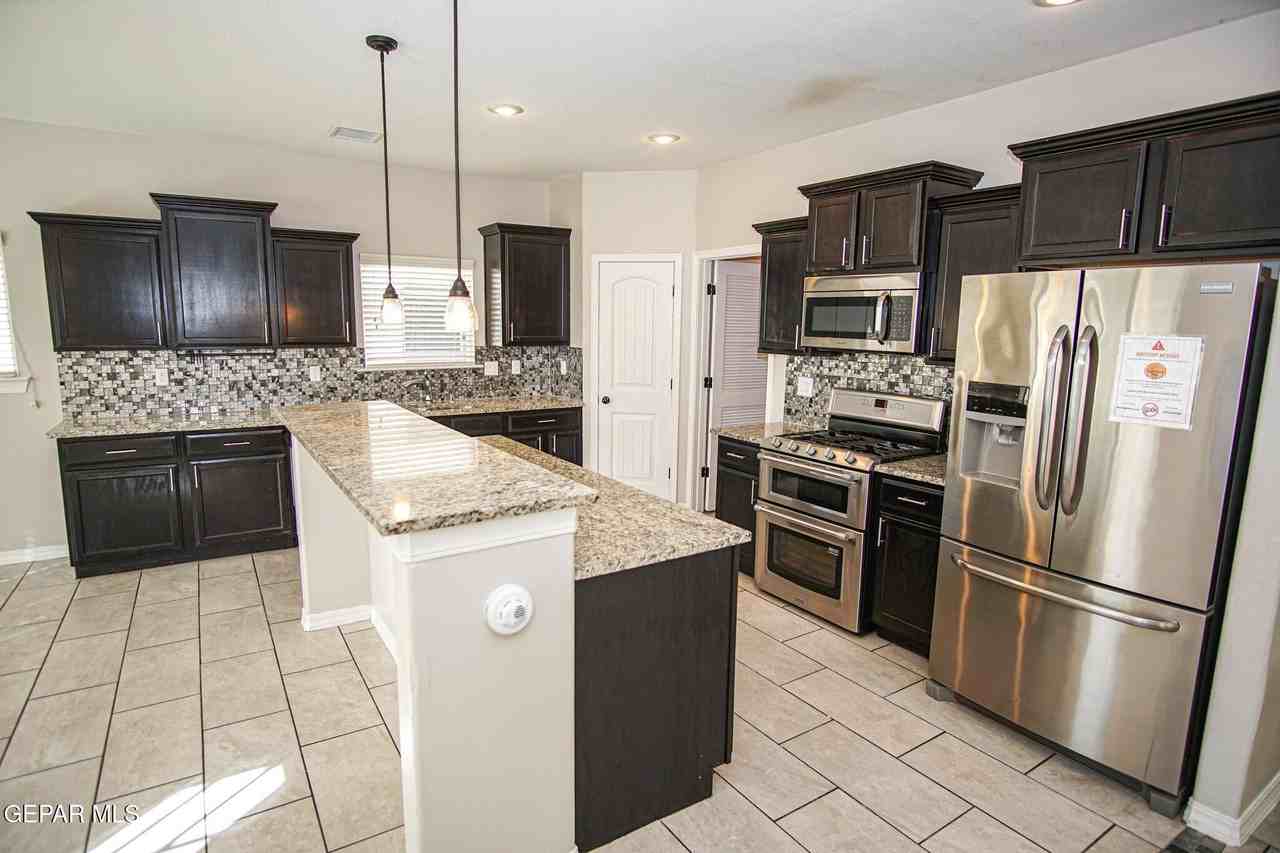 13482 Bradford St - Photo 6 of 34