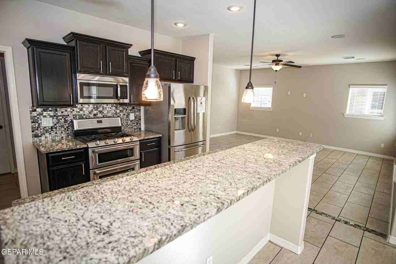 13482 Bradford St - Photo 7 of 34