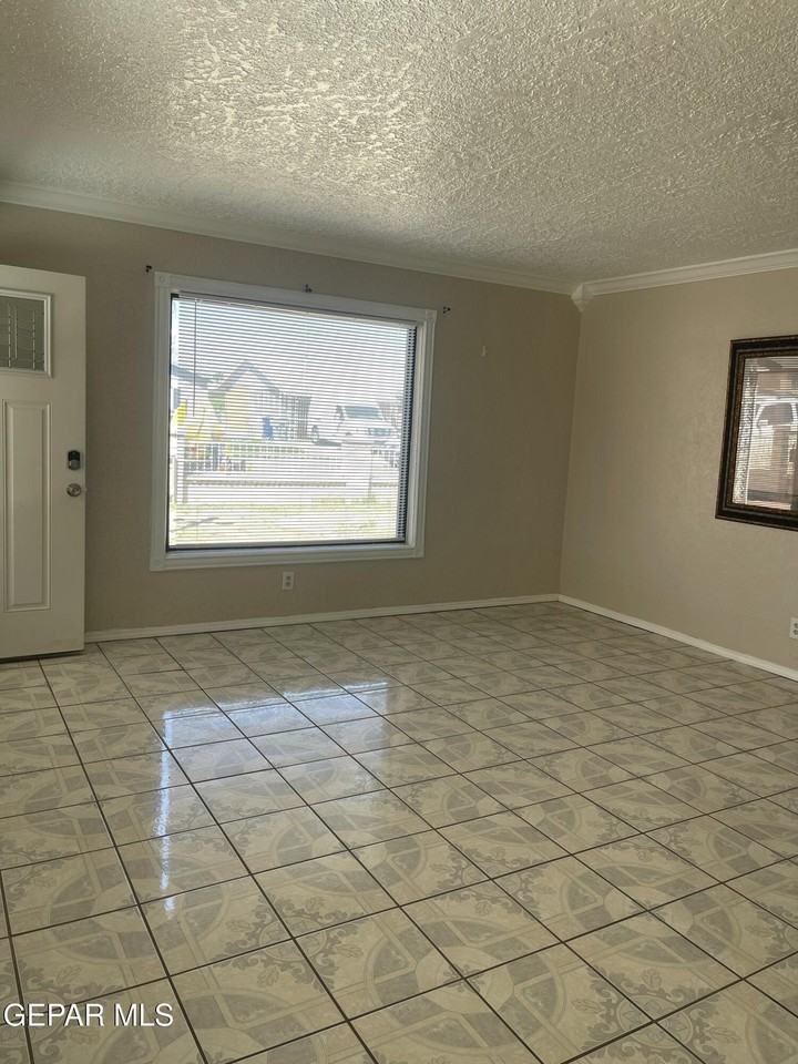 252 Trinity Pl - Photo 4 of 16