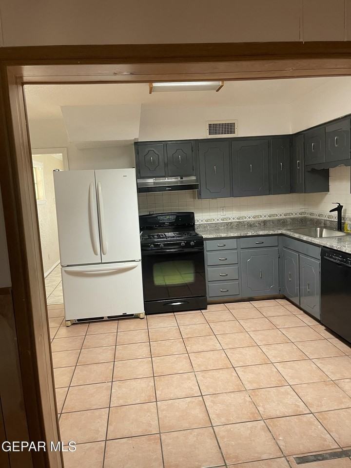 252 Trinity Pl - Photo 7 of 16
