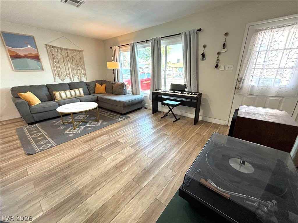 1920 Howard Ave - Photo 4 of 15
