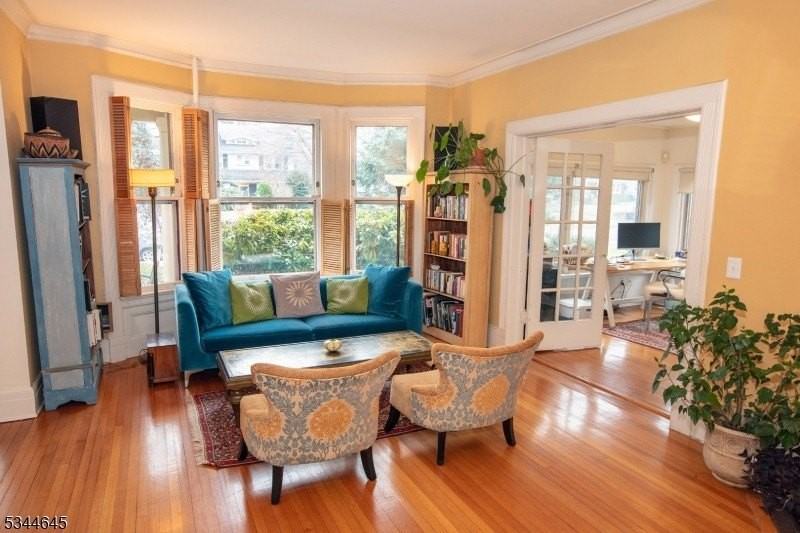 110 Montclair Ave - Photo 5 of 50