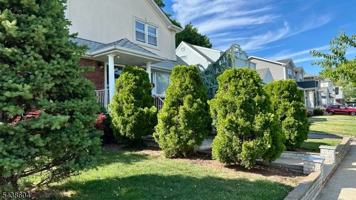 featured image of 131 E 13th St