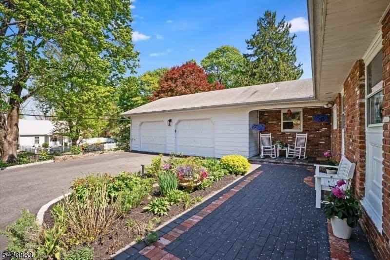 4 Hillcrest Ave - Photo 2 of 30