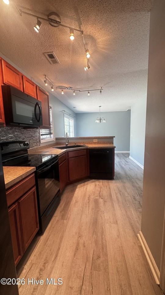 104 Republic Ct - Photo 6 of 23