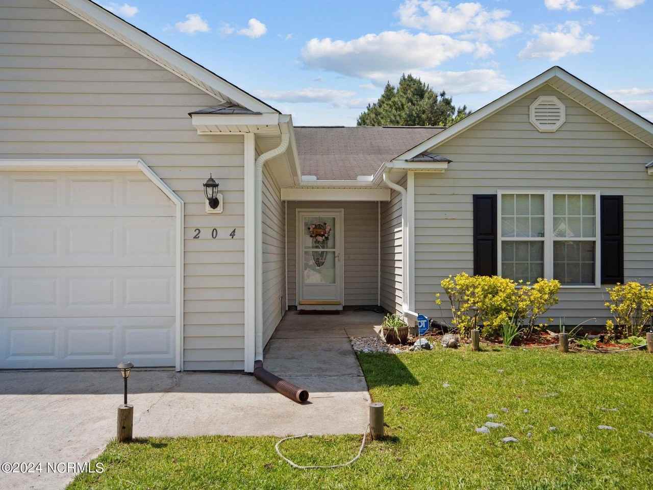 204 Jasmine Ln - Photo 3 of 47