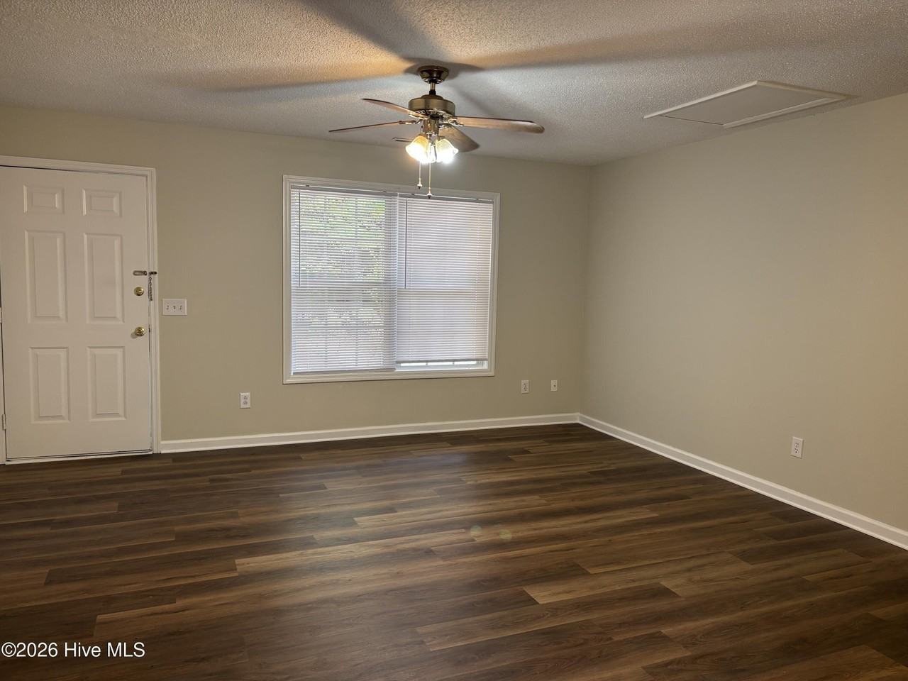 805 Sycamore St - Photo 2 of 12