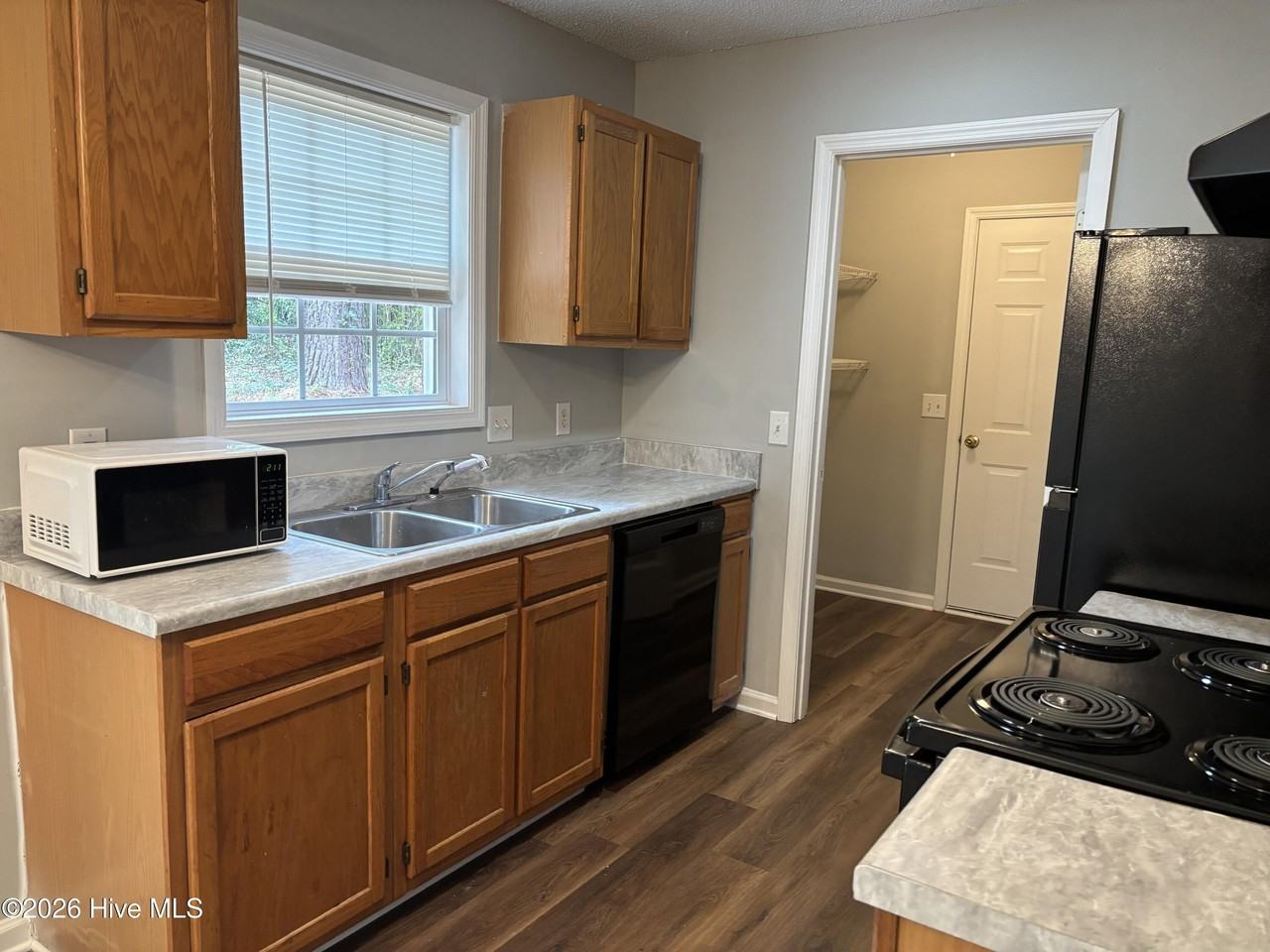 805 Sycamore St - Photo 3 of 12