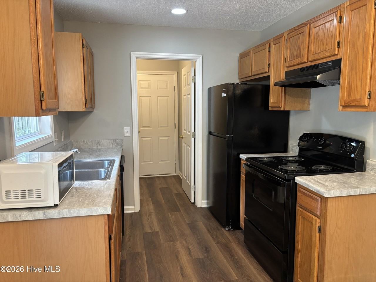 805 Sycamore St - Photo 4 of 12