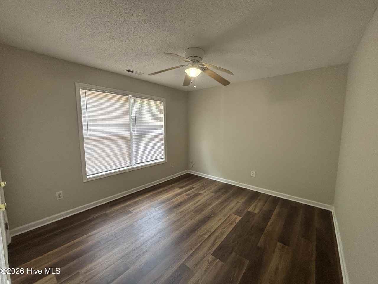 805 Sycamore St - Photo 6 of 12