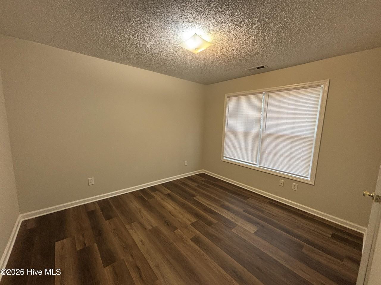 805 Sycamore St - Photo 7 of 12