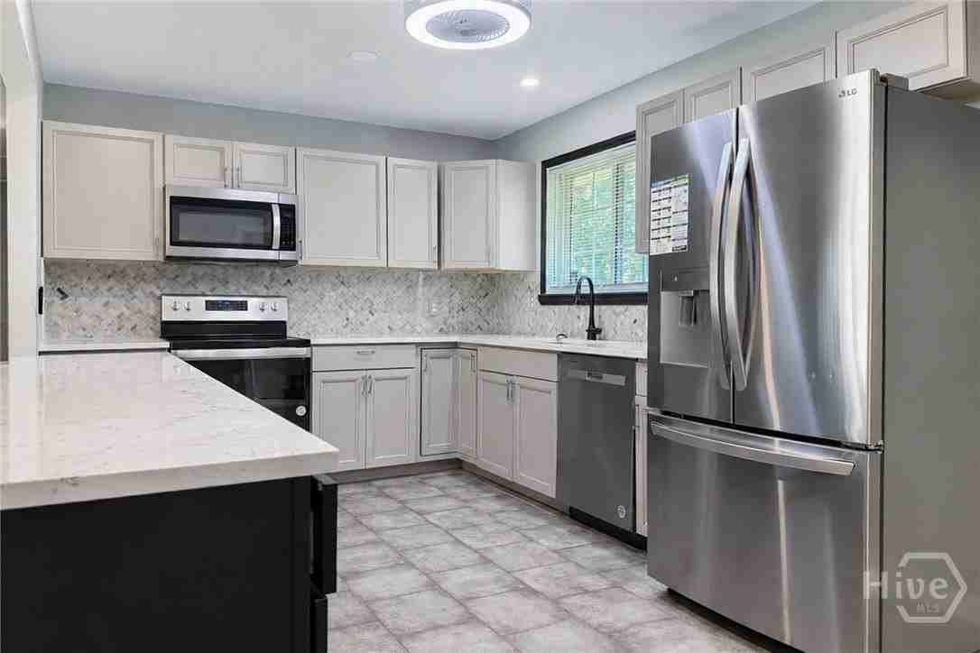 1621 Cloverdale Dr - Photo 5 of 19