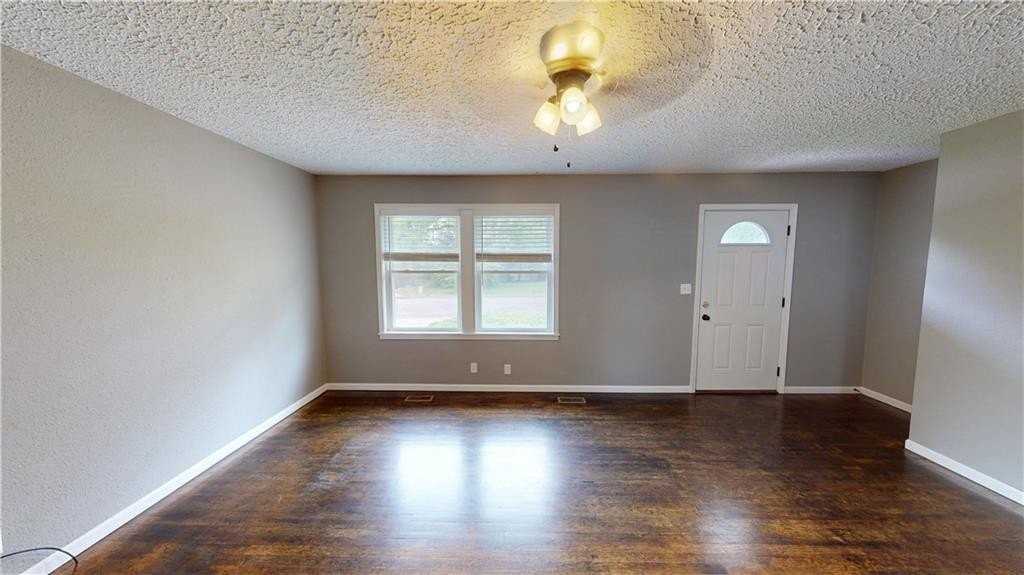 1010 W Douglas St - Photo 3 of 10