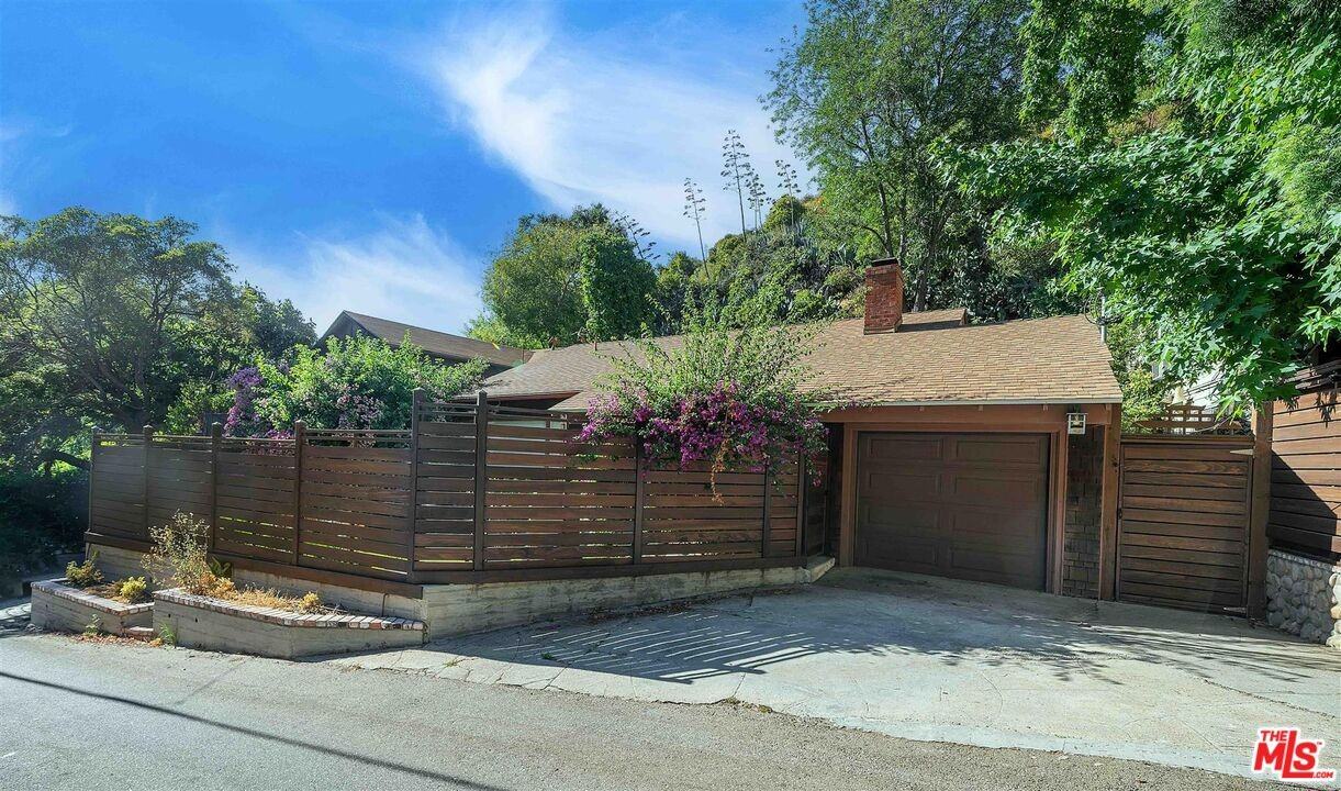 9859 Easton Dr - Photo 6 of 8