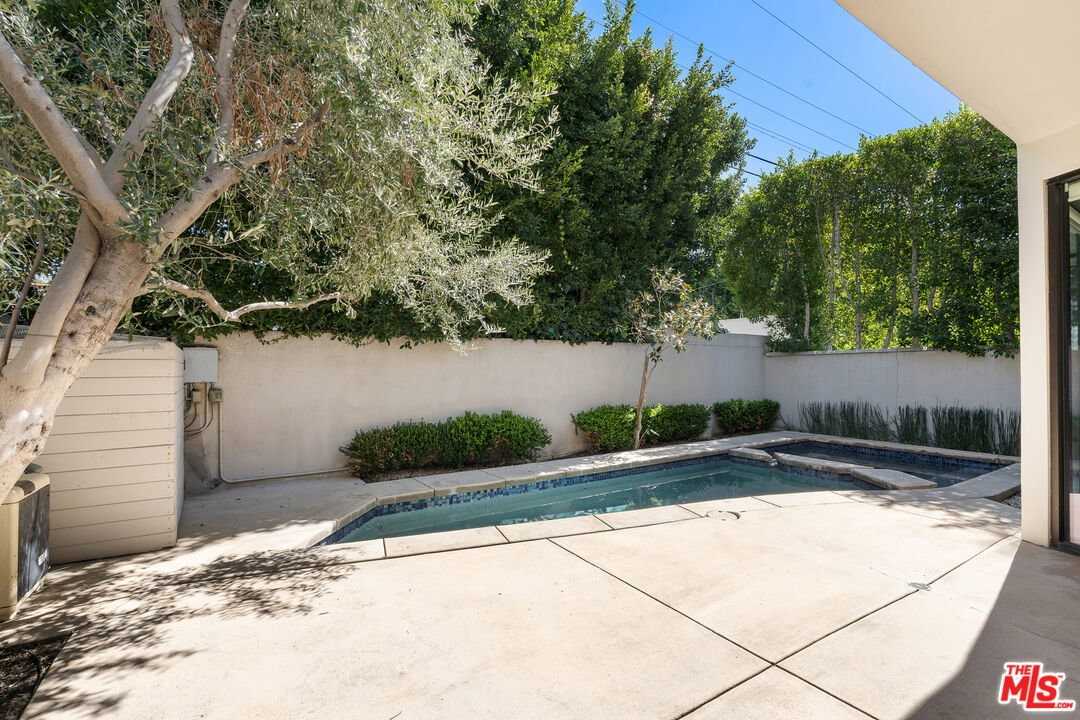 528 N Crescent Heights Blvd - Photo 5 of 8