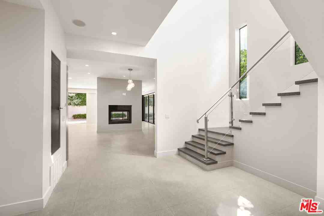 528 N Crescent Heights Blvd - Photo 7 of 8