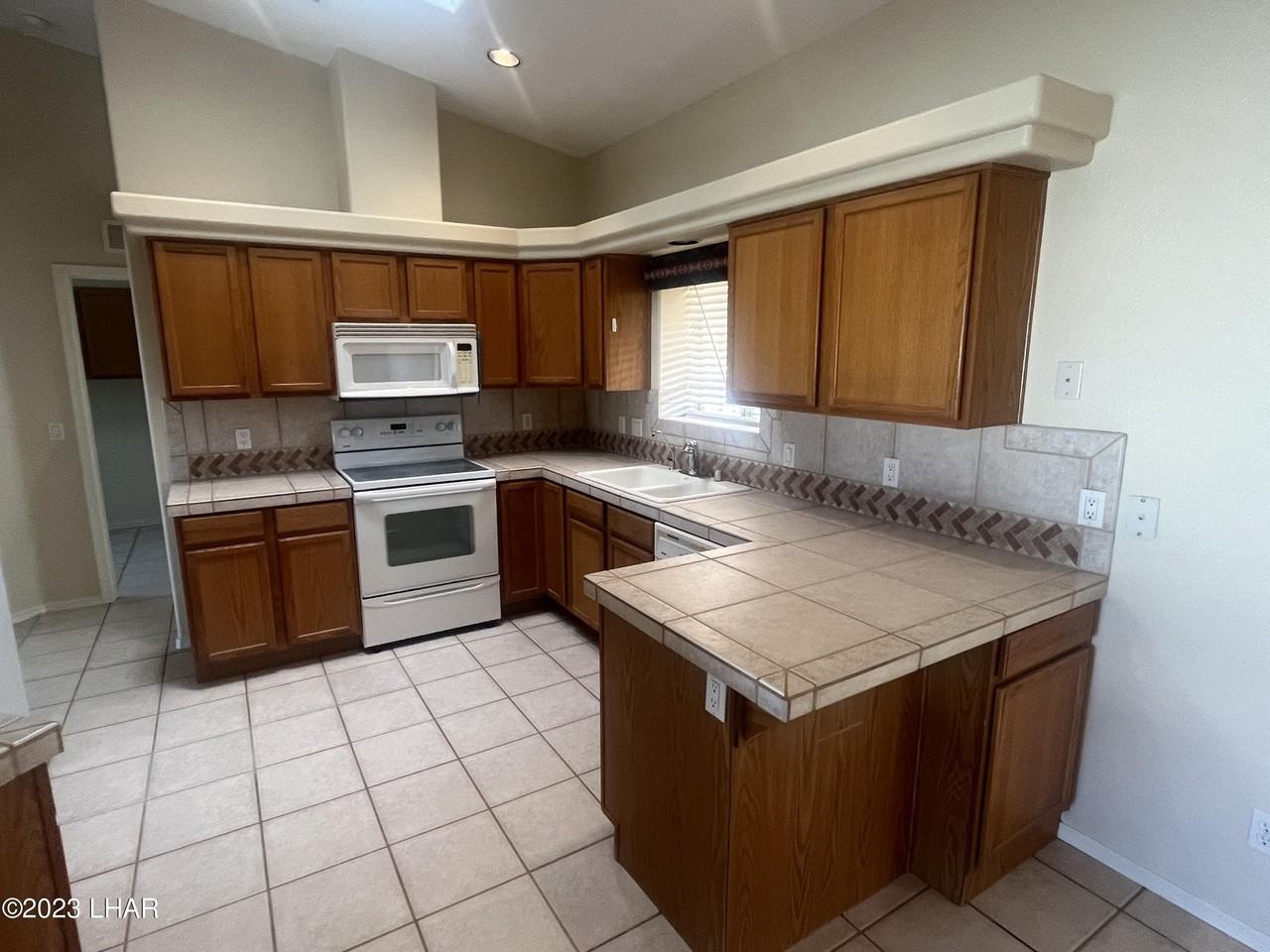 1650 Park Terrace Ave - Photo 5 of 27
