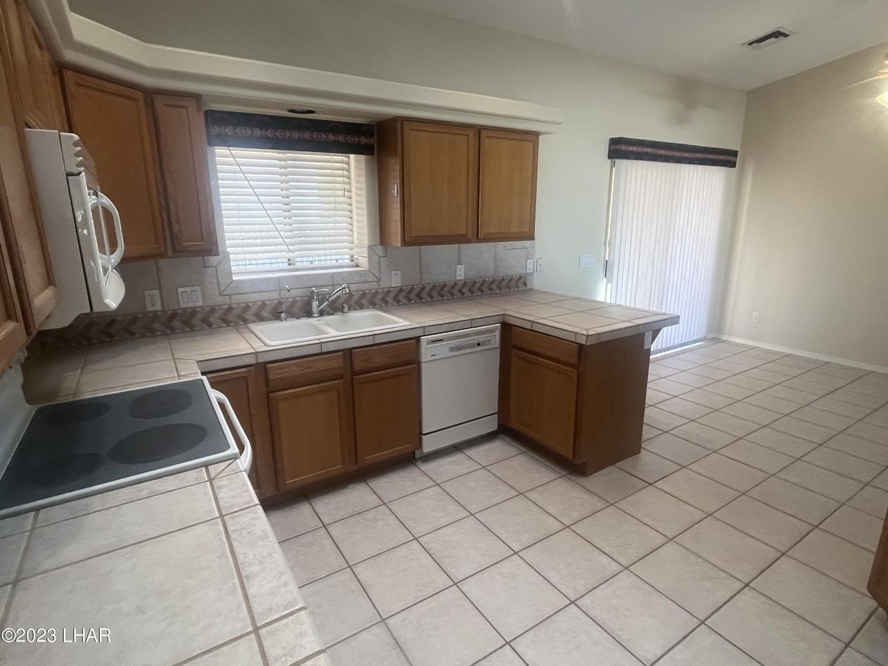 1650 Park Terrace Ave - Photo 6 of 27
