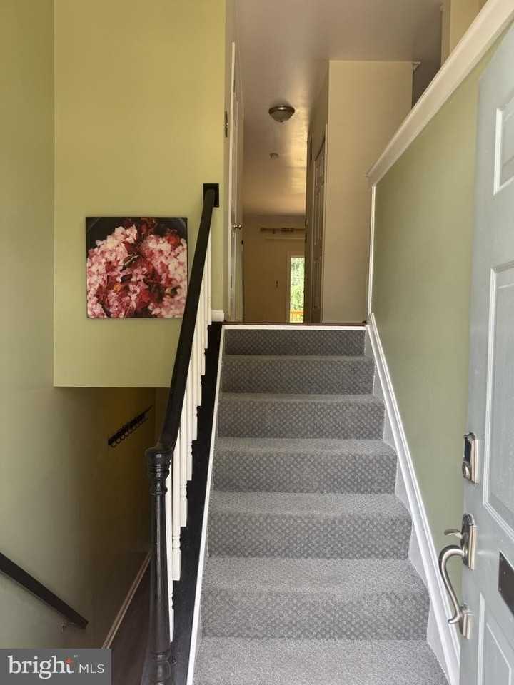 32 Alderman Ct - Photo 2 of 31
