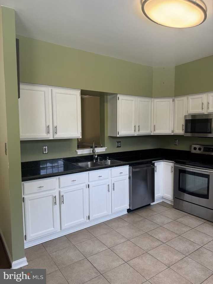 32 Alderman Ct - Photo 4 of 31