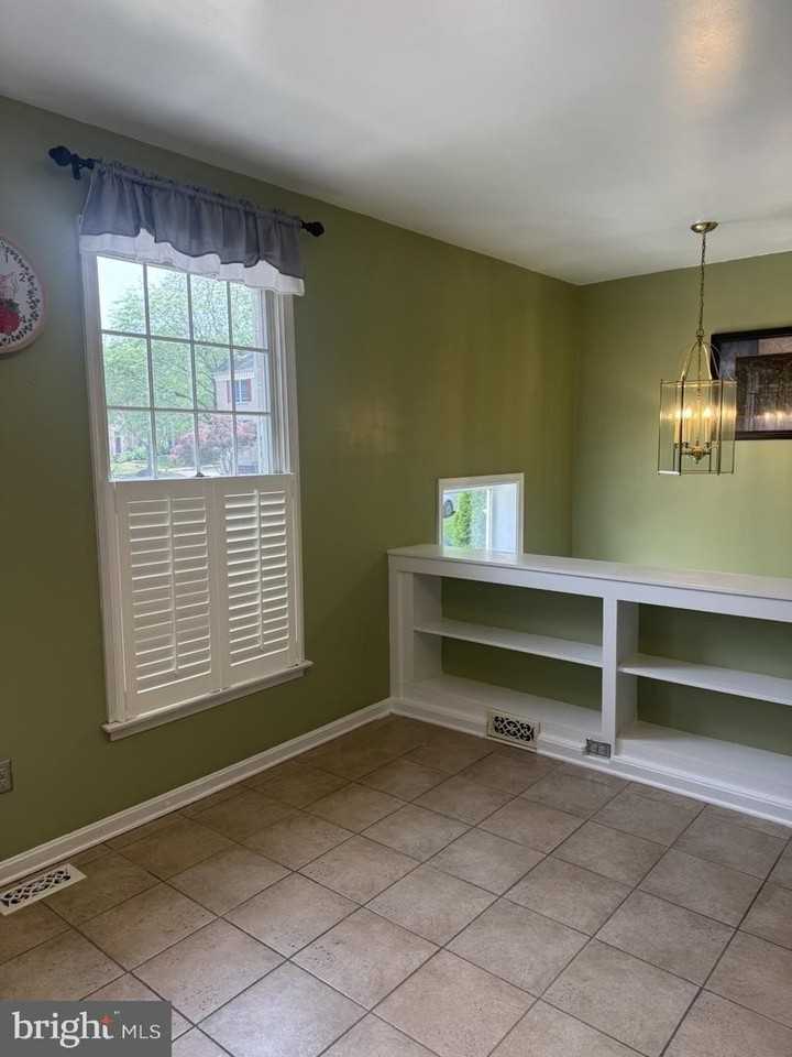 32 Alderman Ct - Photo 5 of 31