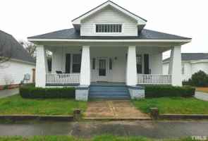 featured image of 204 E Davis St