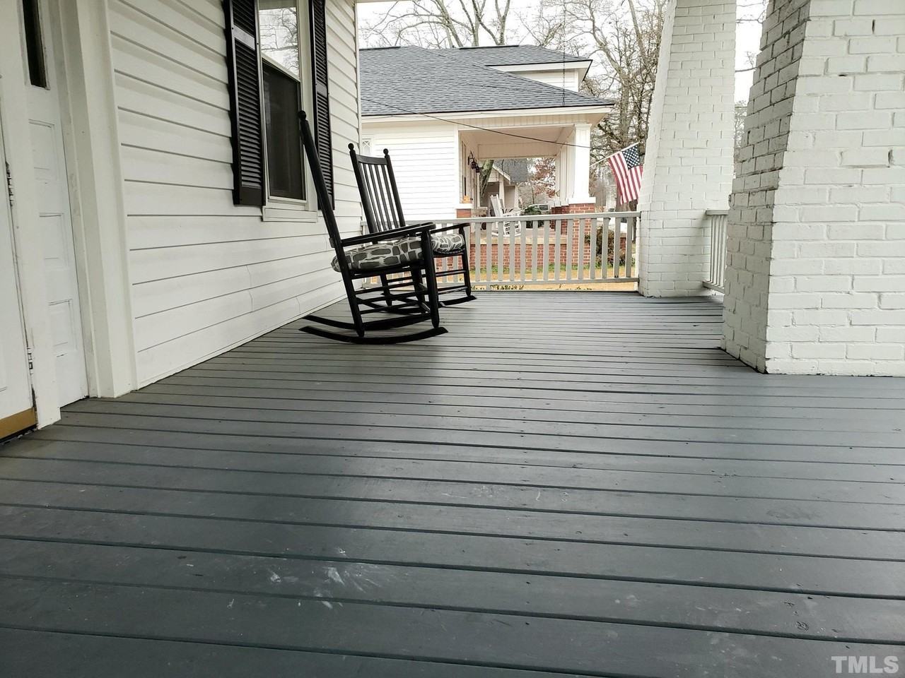 204 E Davis St - Photo 4 of 17