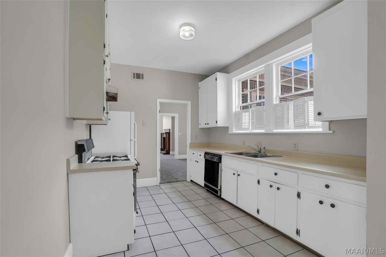 1135 S Perry St - Photo 2 of 8
