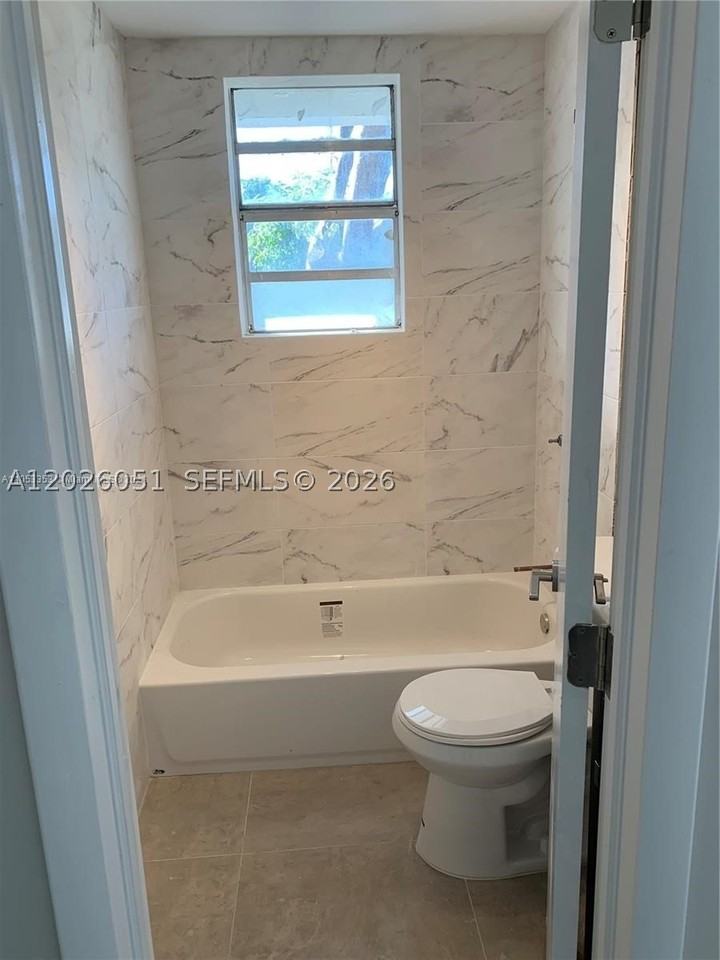 2932 Nw 16th Ave #2B - Photo 6 of 7