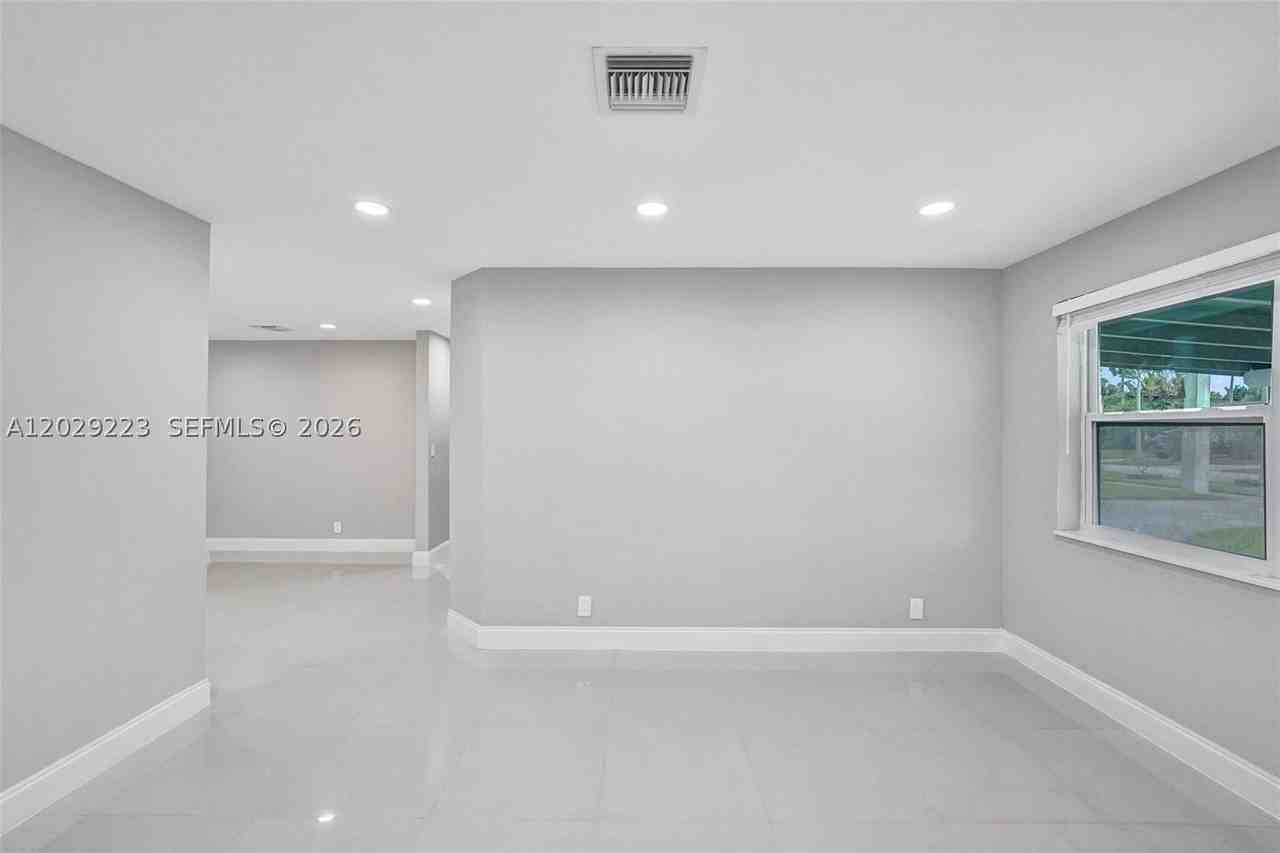 1423 Garfield St - Photo 5 of 22