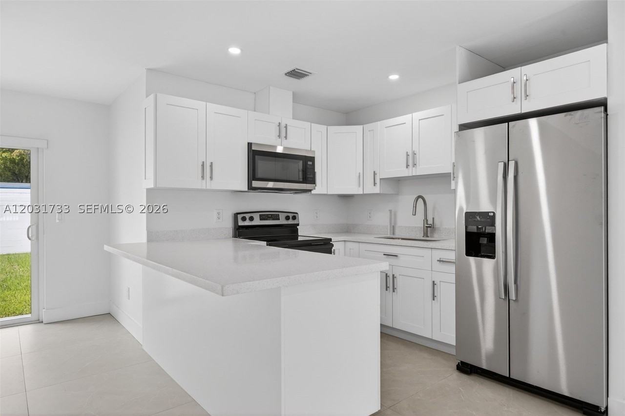 10006 Sw 23rd Ter - Photo 6 of 28