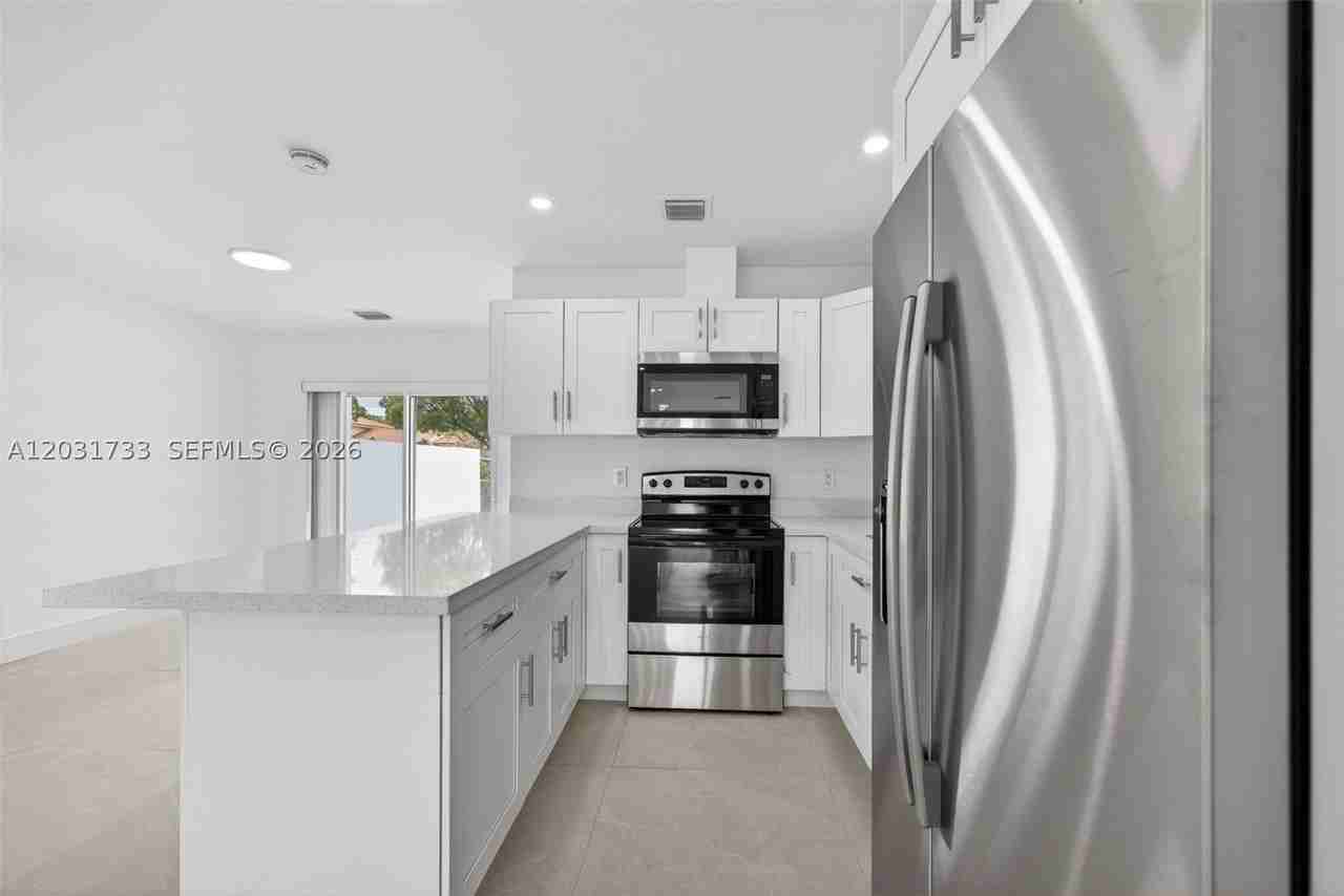 10006 Sw 23rd Ter - Photo 7 of 28